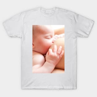 Newborn baby breastfeeding (F003/9201) T-Shirt